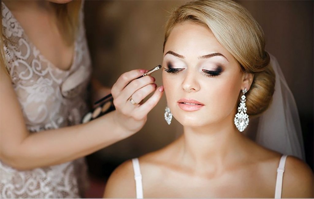 5 أسرار لانتقاء خبيرة تجميلك الخاصة في ليلة العمر