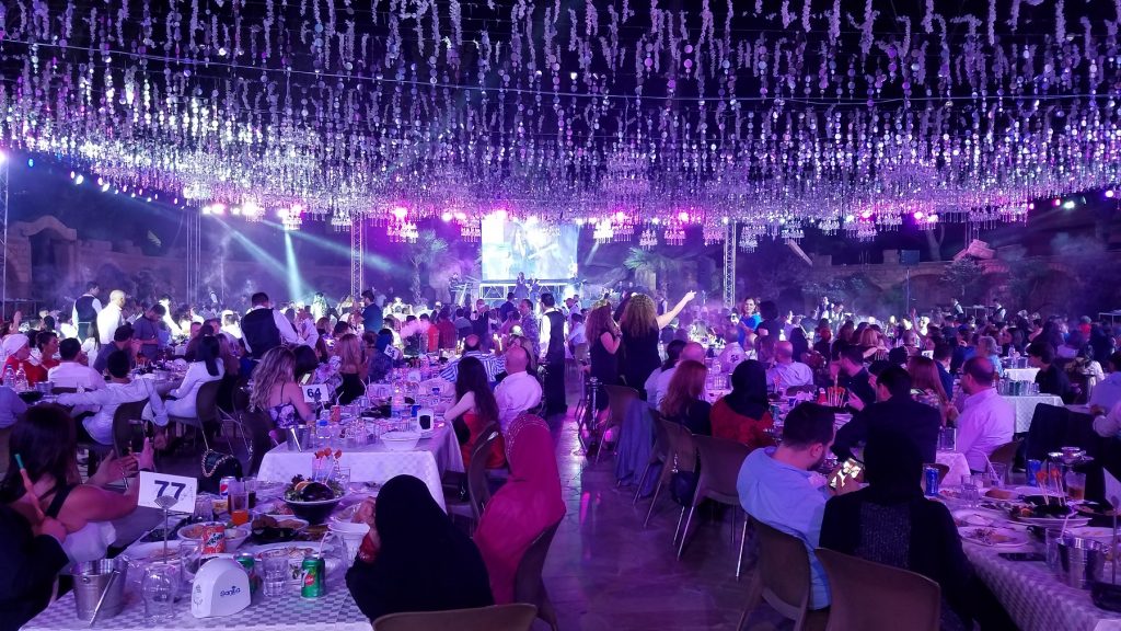 10 نصائح لتزيني قاعة الزفاف بطريقة خيالية