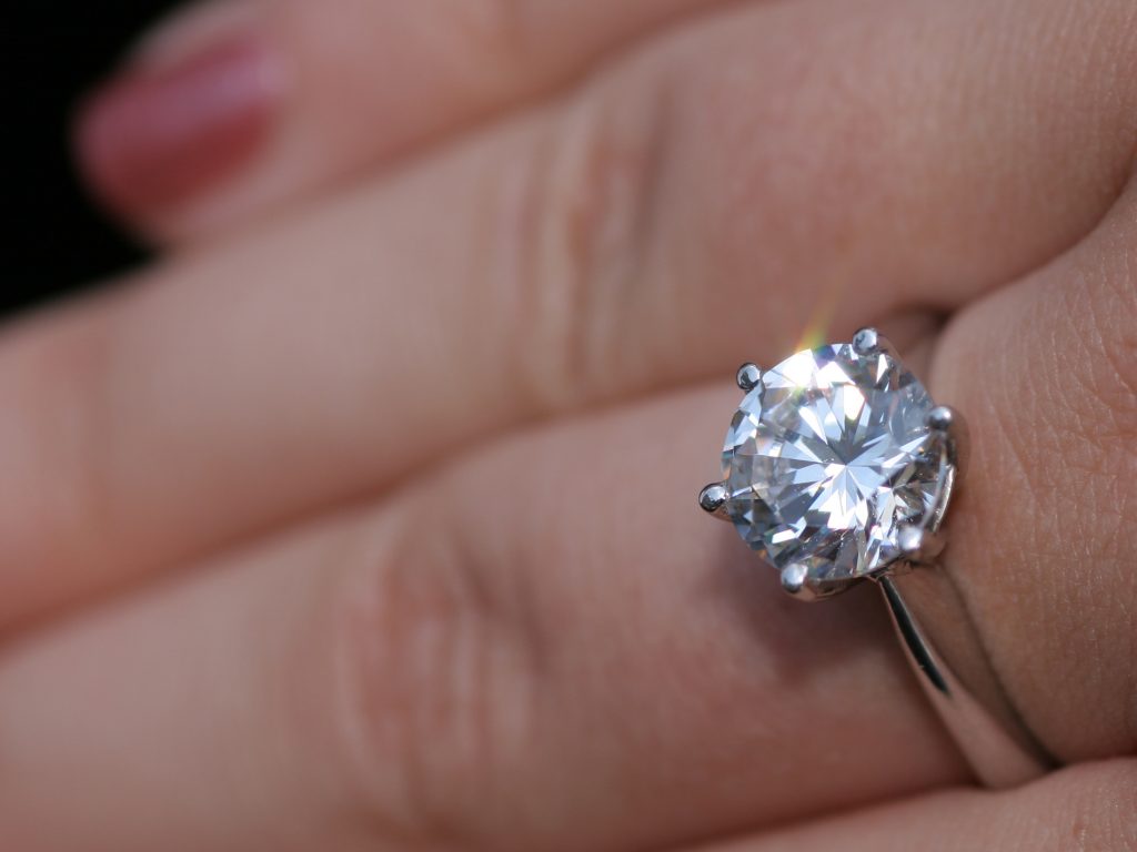 10 خواتم سوليتير ألماس اختاري منها الأفضل لخطوبتك