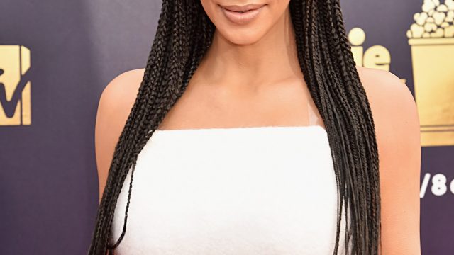 تسريحات شعر للعروس السمراء مزينة بالظفائر لإطلالة أكثر أناقة