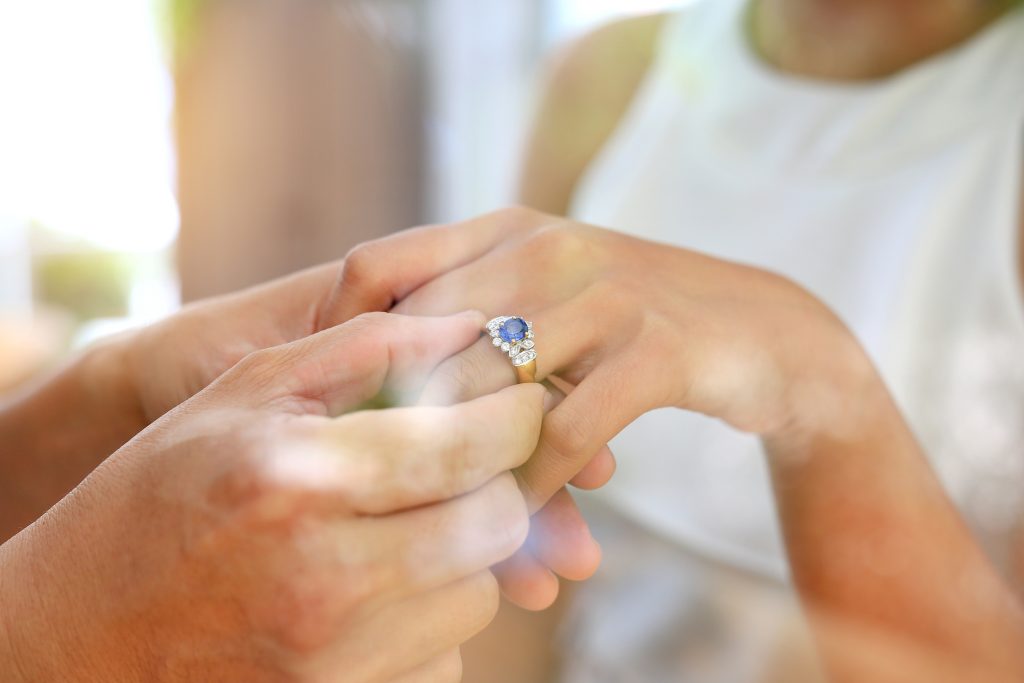 اختاري خاتم خطوبة حسب حجر مولدك