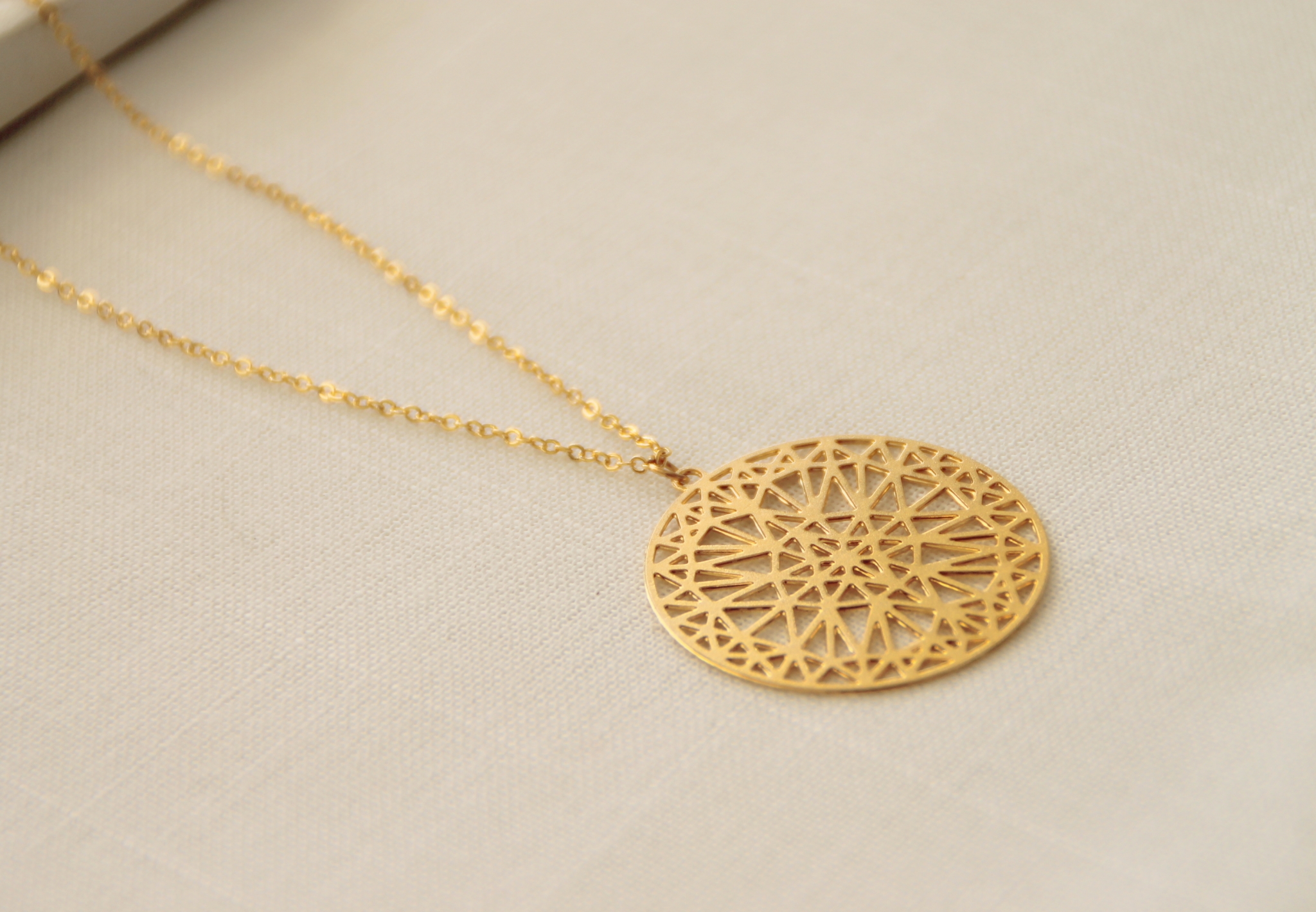 قلادة ذهب أنيقة لعرائس أكثر تميزا في حفلات الزفاف لتكوني أكثر أناقة