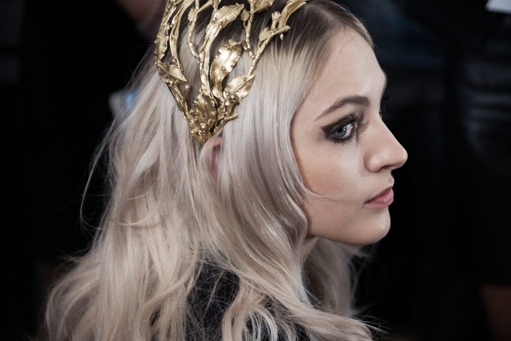 أكسسوارات إيلي صعب تصاميم كلاسيكية ساحرة لإطلالة أكثر أناقة