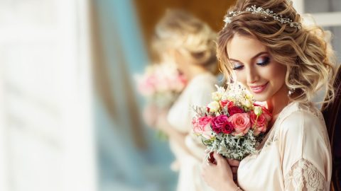 تسريحات شعر للعروس القمحية مزينة بالورود لإطلالة أكثر تميزا