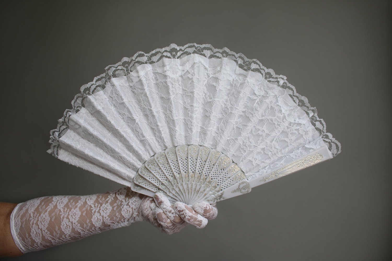 مروحة يد العروسة تصاميم أنيقة ولمسات ساحرة لعروس أكثر ترفا