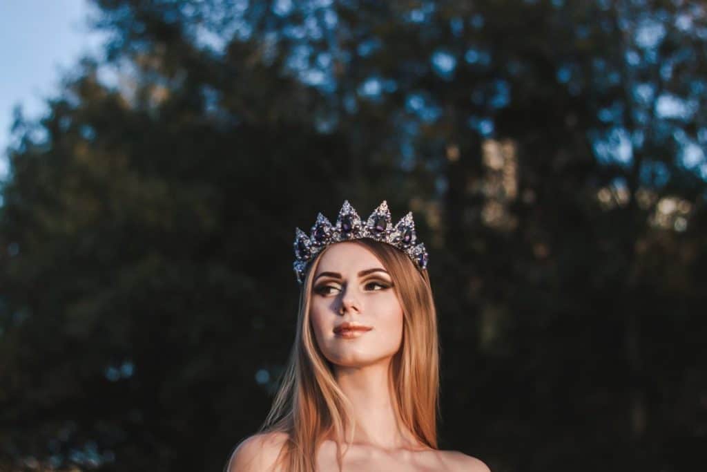 تسريحات عروس بالتاج لإطلالة أكثر تميزا يوم زفافك