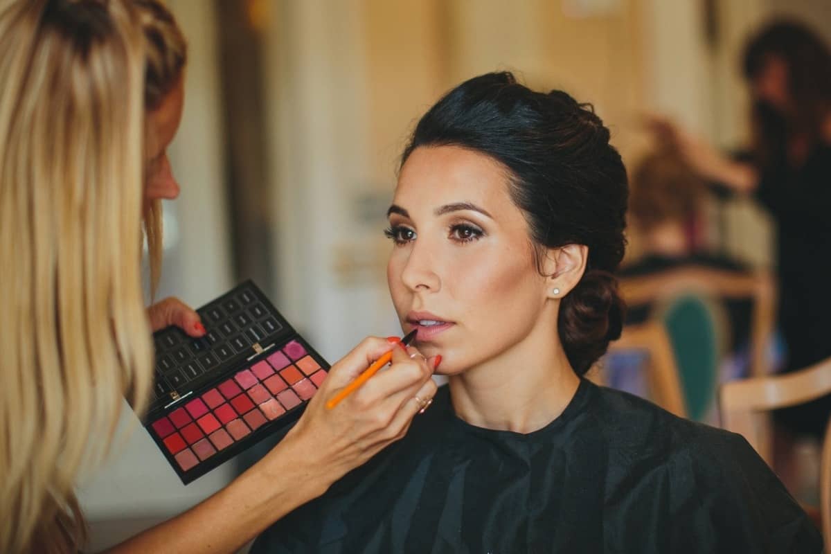 كيفية شراء ادوات المكياج وتجنب المستحضرات المقلدة
