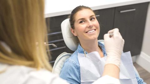 عدسات الأسنان اللاصقة بين الفوائد الأضرار