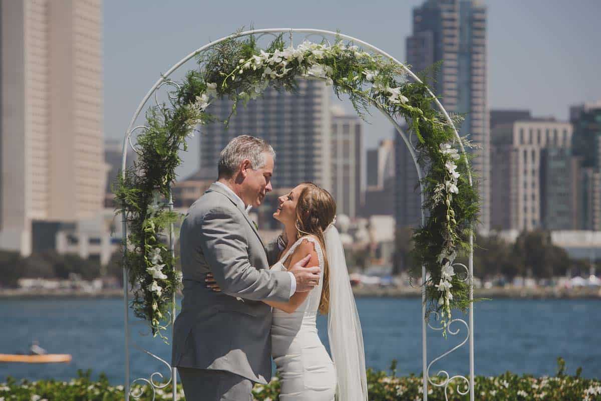 الزواج برجل كبير السن : الإيجابيات والسلبيات