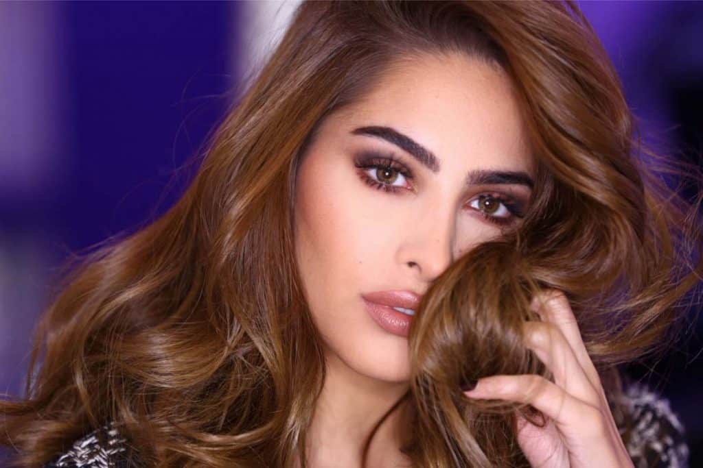 صبغة شعر بني عسلي لإطلالة متميزة في كل المناسبات