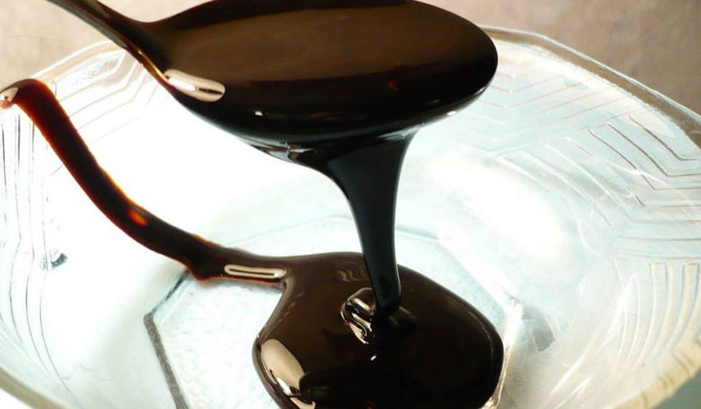 فوائد العسل الاسود للبشرة والشعر وأقنعة عليك تجربتها