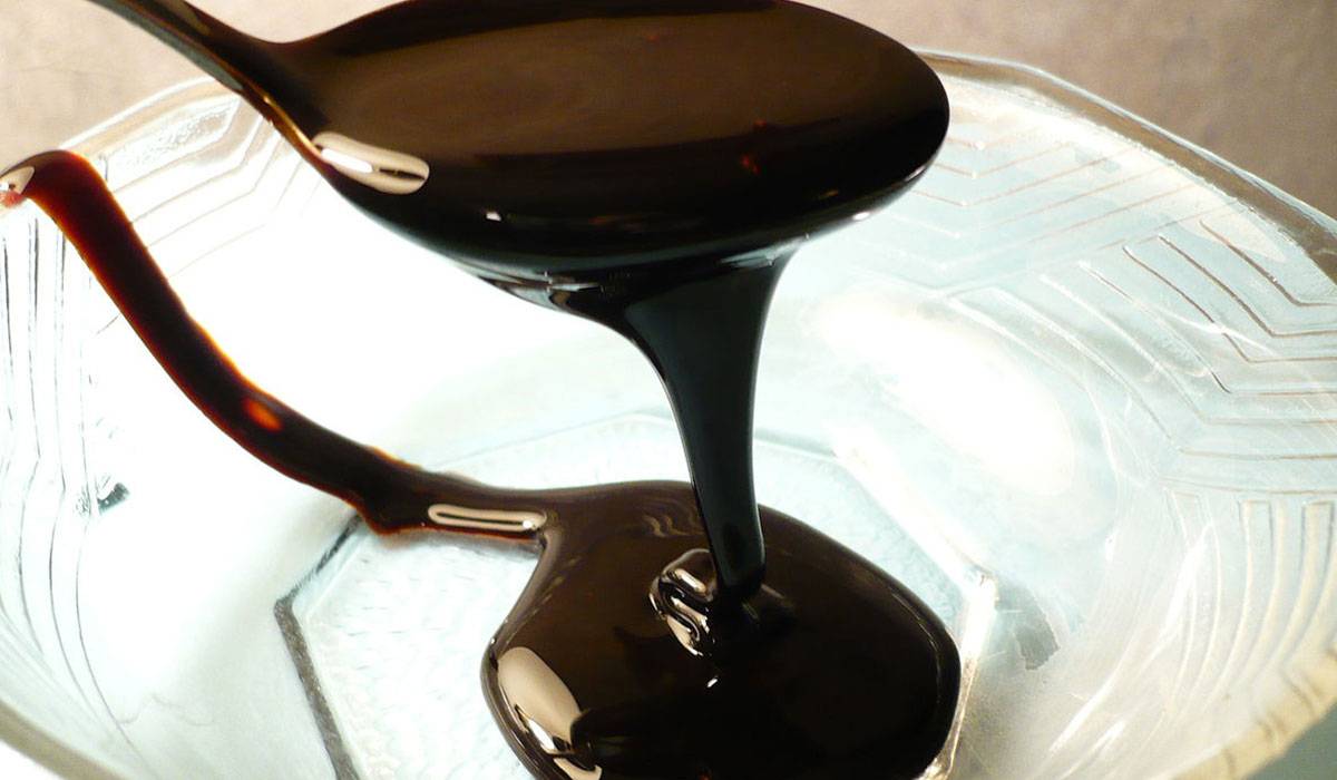 فوائد العسل الاسود للبشرة والشعر وأقنعة عليك تجربتها