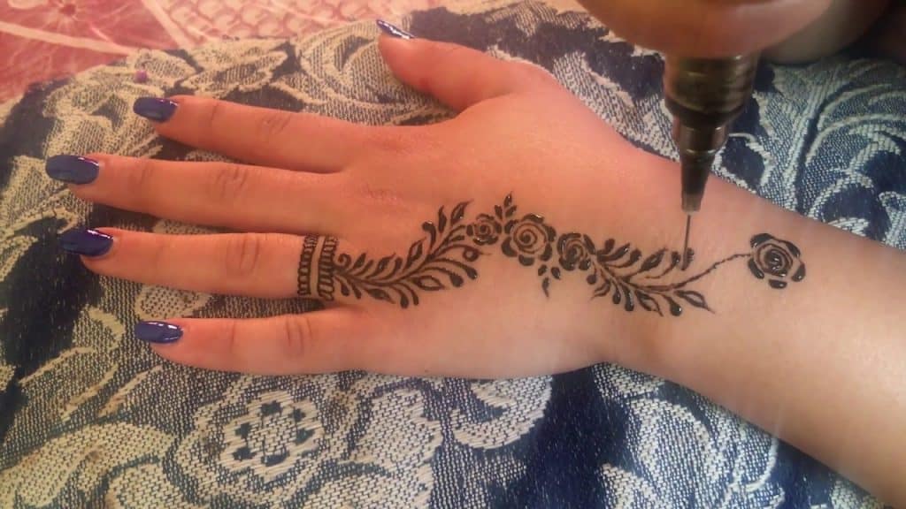 15 نقش حناء اماراتي رائع عليك رؤيته لحفلات الزفاف