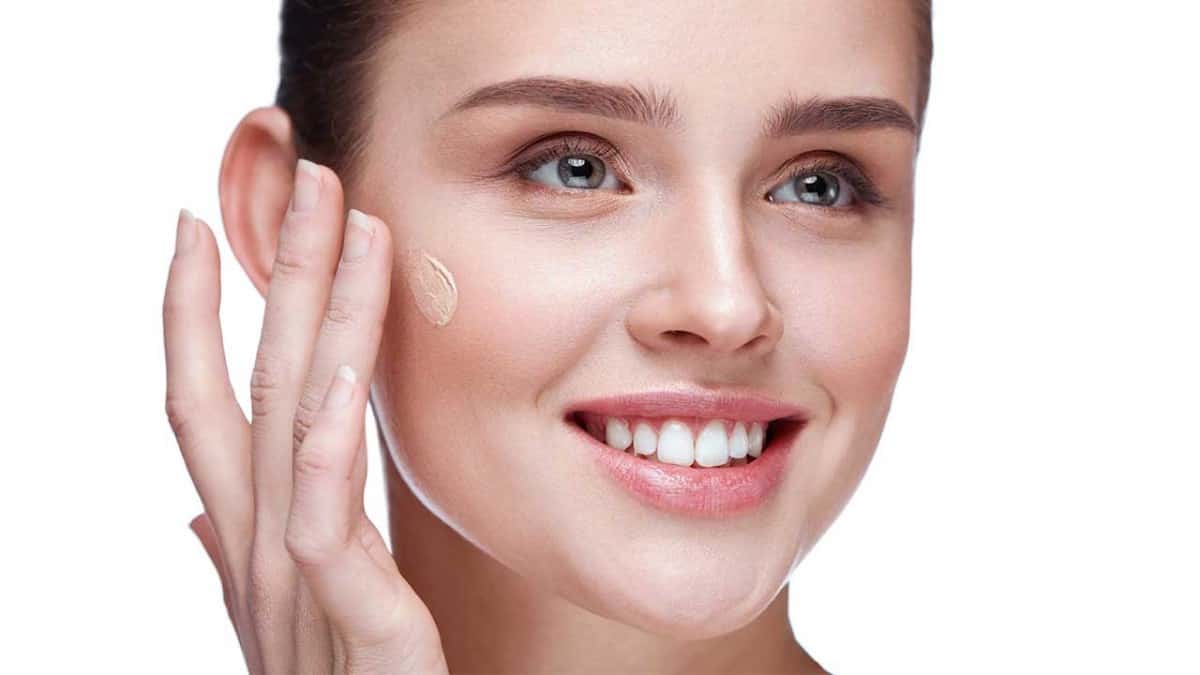 أفضل خافي عيوب للبشرة الدهنية حتى تكوني أنيقة على الدوام