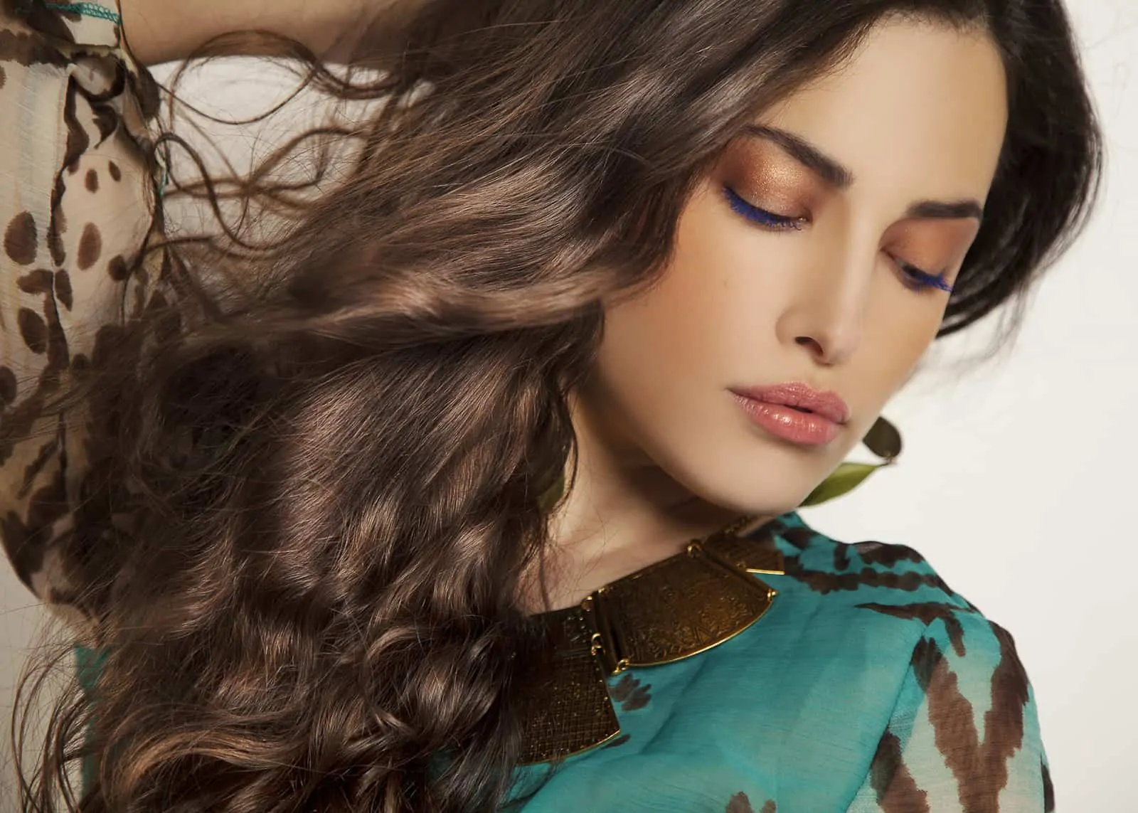 صبغة شعر بني شوكلاته لإطلالة خجولة في ليلة العمر