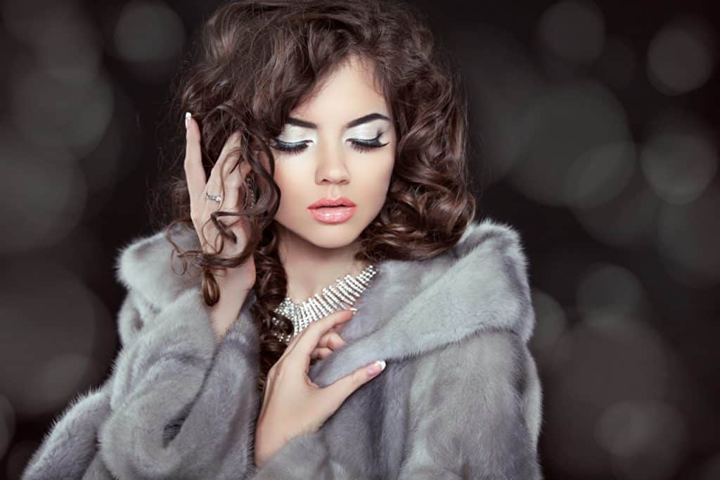 أجمل المعاطف النسائية لجهاز عروس مترف وأنيق