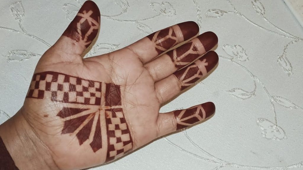 حنة بالشريط اللاصق لعروس متميزة ومختلفة