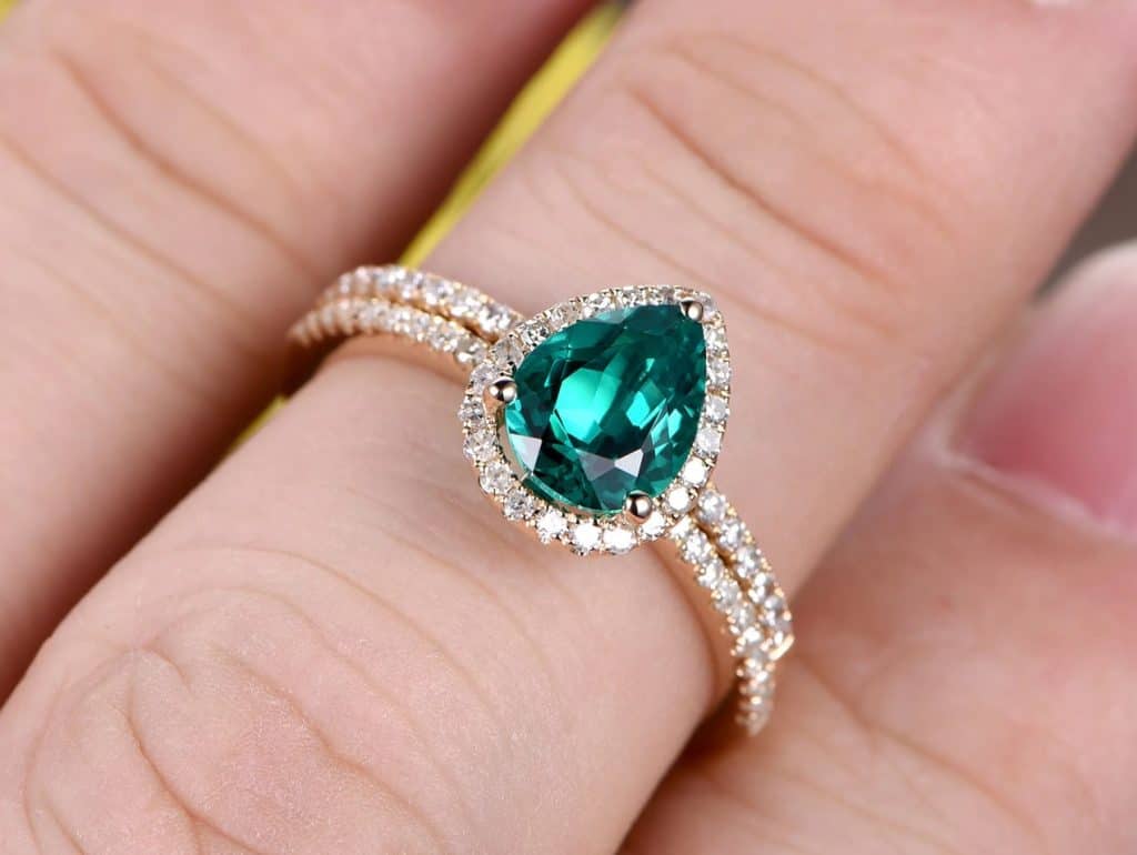 خواتم خطوبة ذهب مرصعة بالزمرد من أشهر الماركات العالمية