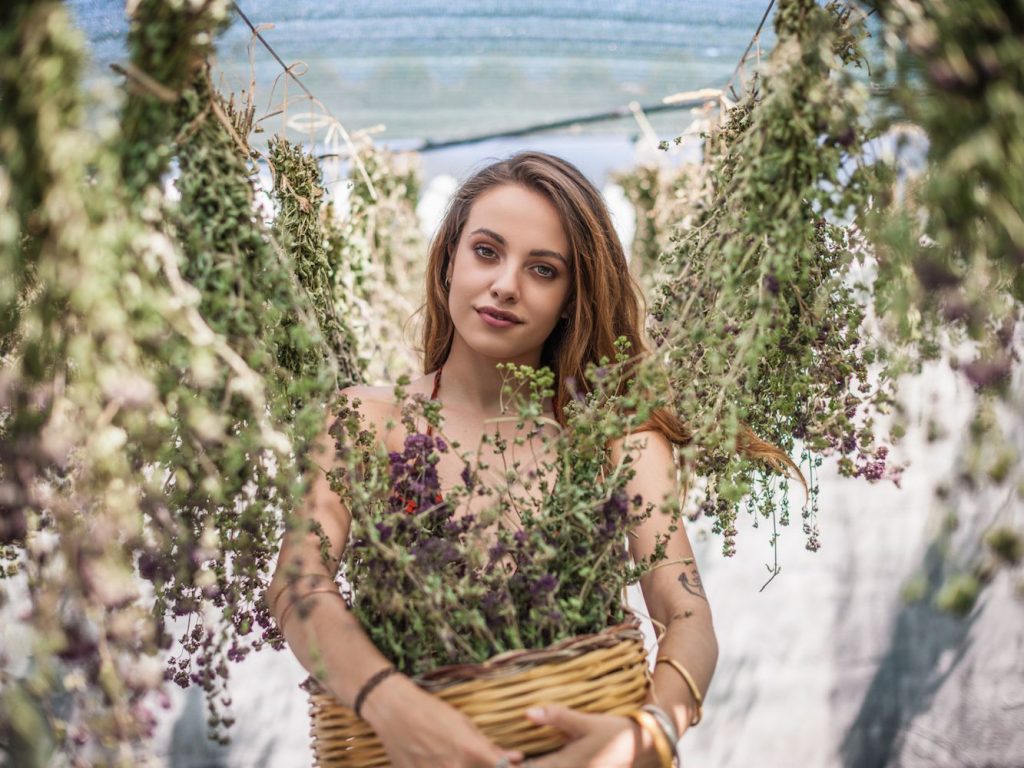 أفضل 5 اعشاب طبيعية للبشرة لإطلالة مشرقة يوم الأحلام