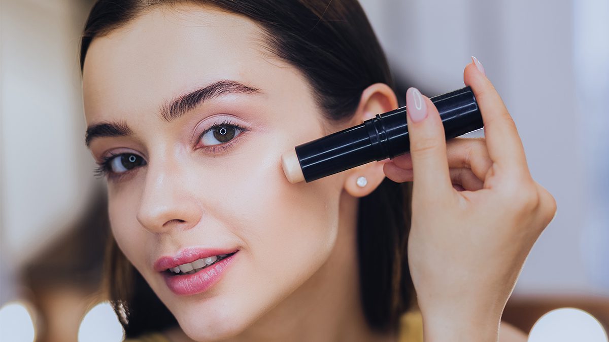 افضل كونسيلر للبشرة الدهنية لإطلالة خالية من العيوب