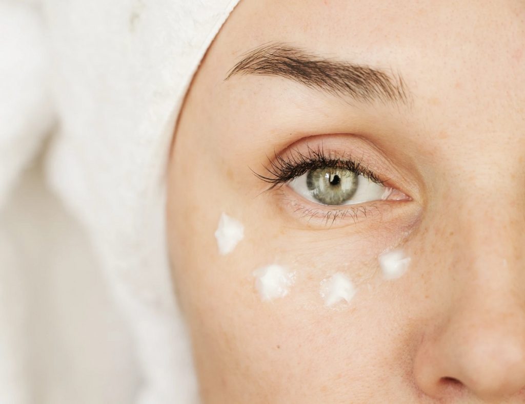 5 من أفضل كريمات العين لمحاربة التجاعيد على كل امرأة الحصول عليها