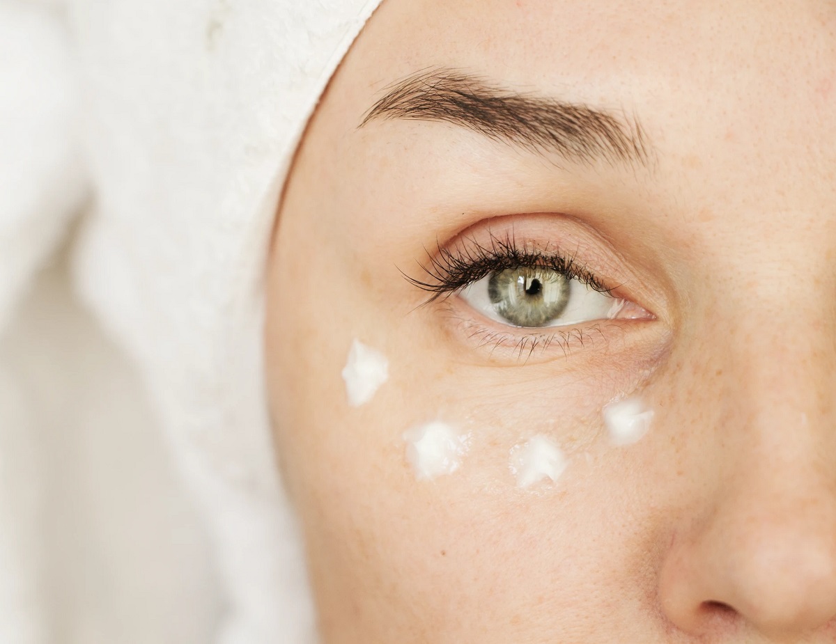 5 من أفضل كريمات العين لمحاربة التجاعيد على كل امرأة الحصول عليها