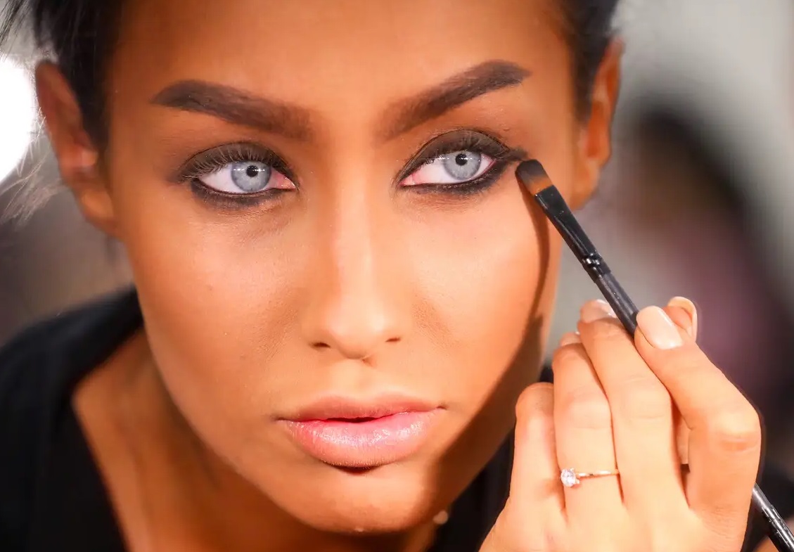 خطوات تطبيق المكياج مثل المحترفين لمكياج عروس استثنائي