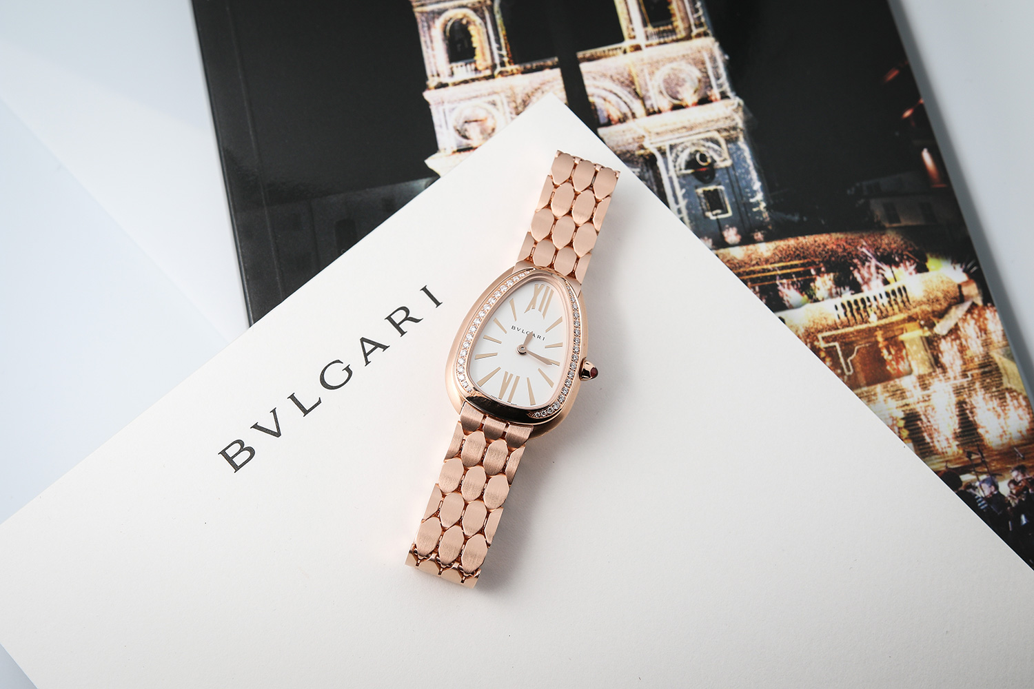 ساعات يد نسائية ذهبية وردية من بولغاري على كل عروس رؤيتها