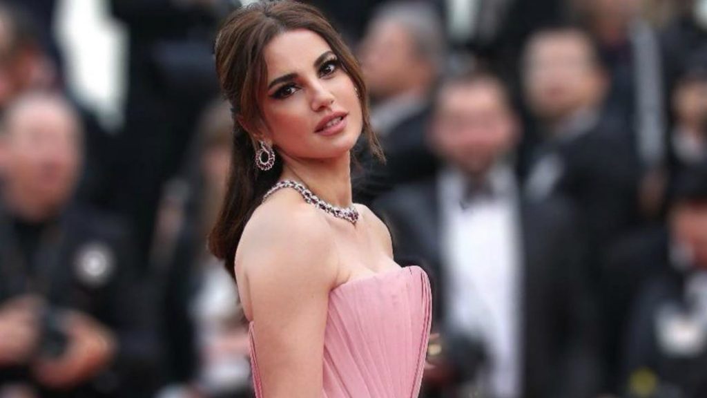 بالفيديو : درة تتفوق على السقا في الرماية