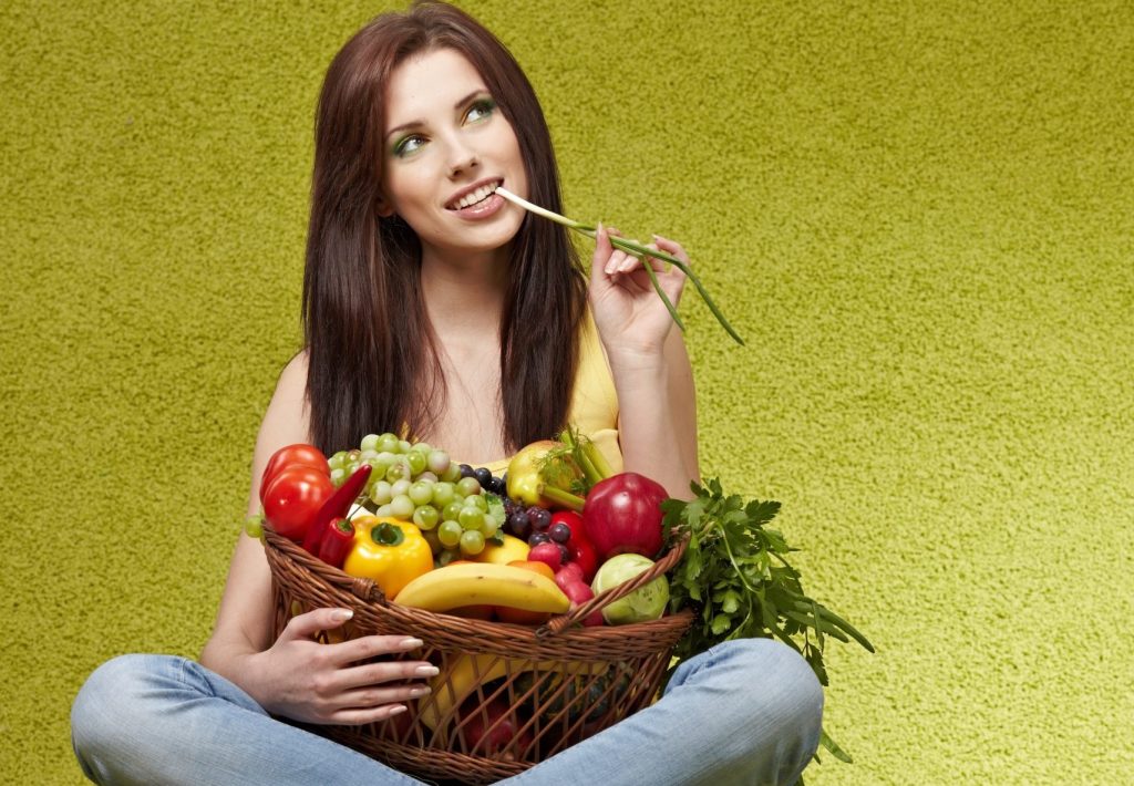 تناولي هذه الفواكه التي تساعد على نمو الشعر بشكل طبيعي وصحي