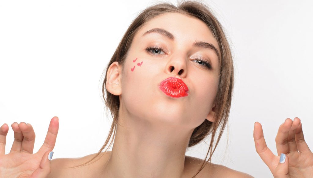 رطبي شفاهك الجافة مع افضل احمر شفاه للشفاه الجافة والمتشققة