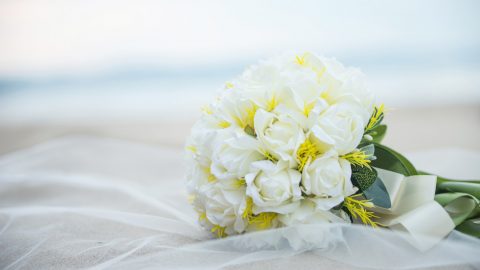 باقات زهور مثالية لإطلالة زفاف خيالية