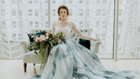 فستان زفاف أزرق لإطلالة متميزة