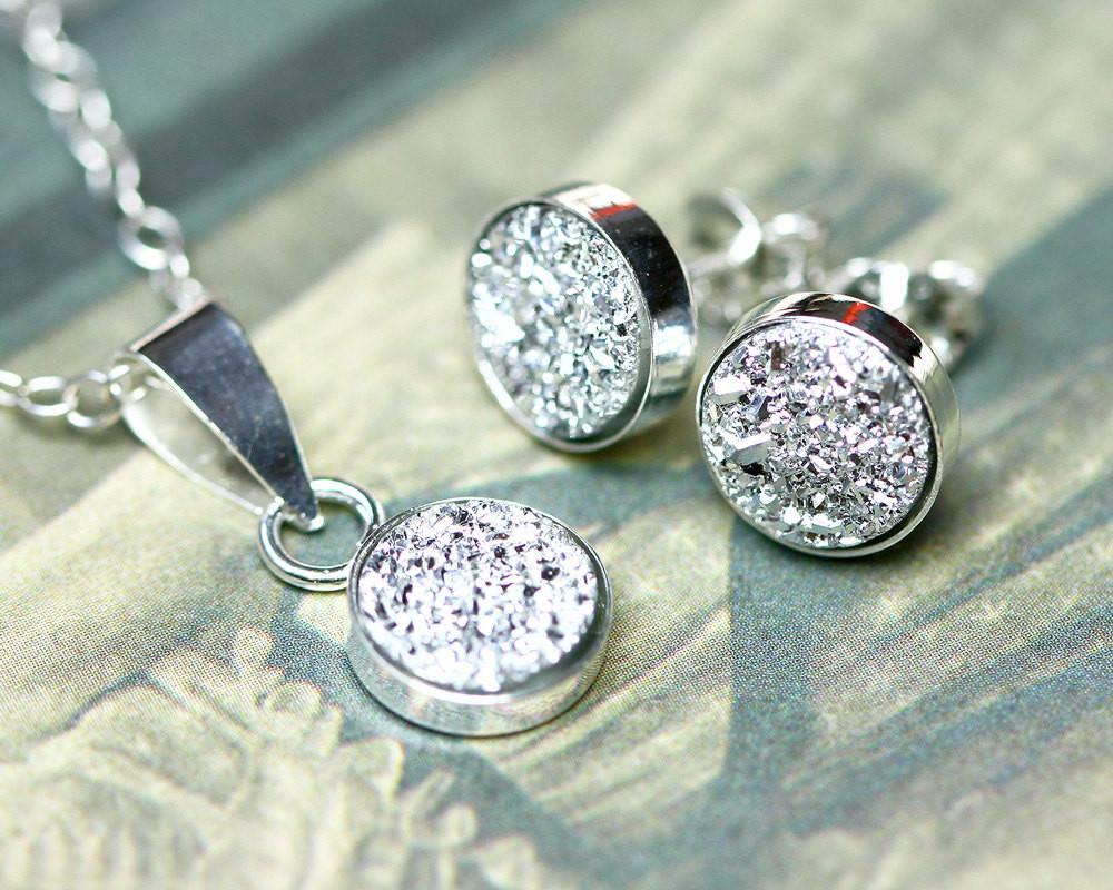 مجوهرات فضية لعروس أنيقة وبإطلالة مترفة