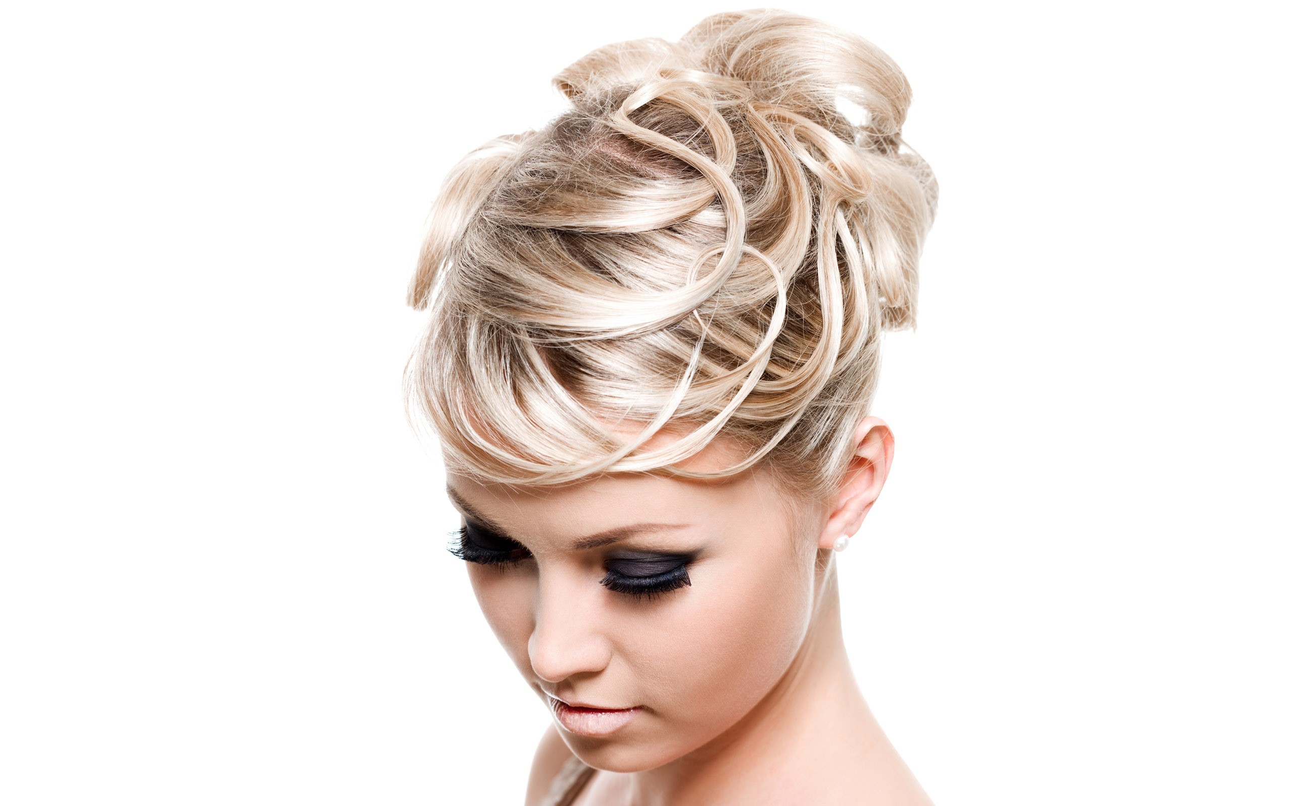 تسريحات عرائس فرنسية لإطلالة جريئة وغير تقليدية في يوم زفافك