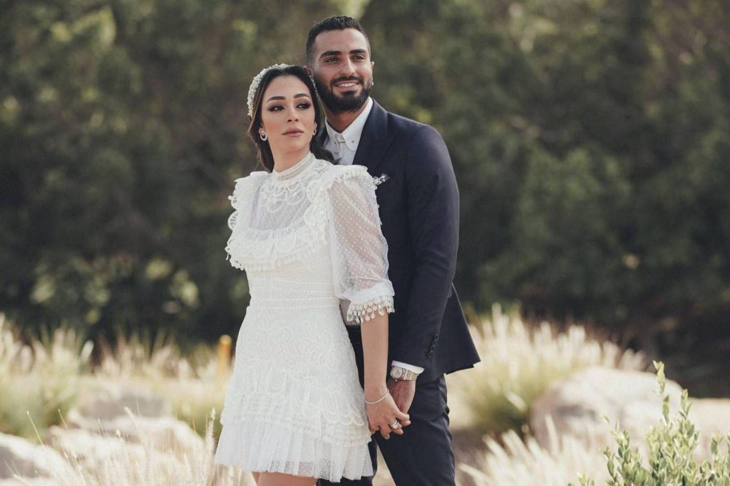 محمد الشرنوبي ينشر صور رومنسية من عقد قرانه