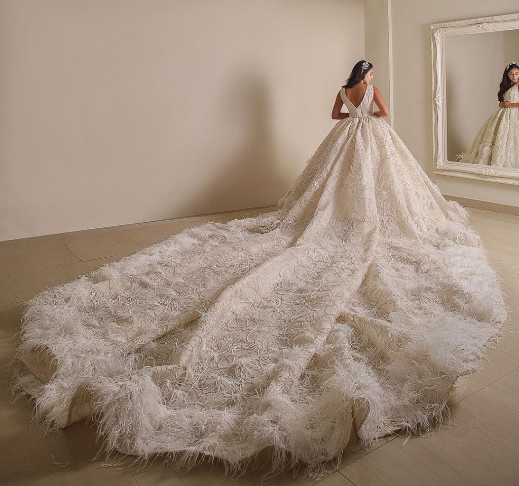 أجمل فساتين الزفاف بالريش لعرائس عيد الاضحى 2020
