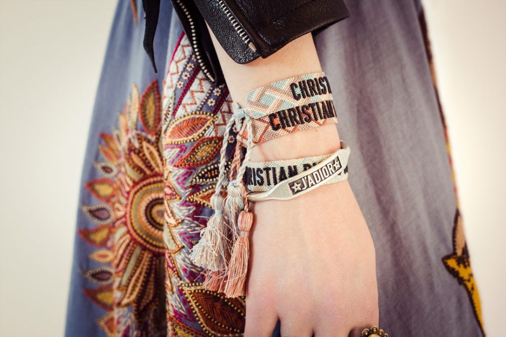 موديلات أساور خيط ملونة لصيف 2020