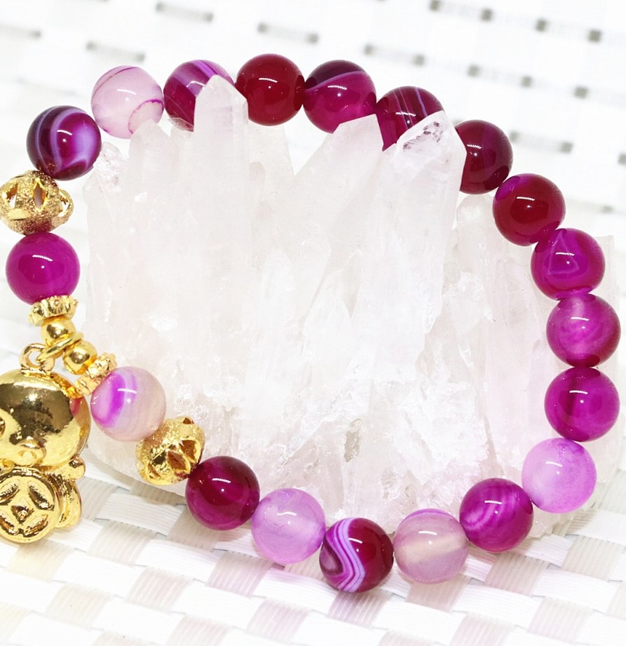 أساور تتزين بألوان الباستيل لإطلالة صيفية راقية