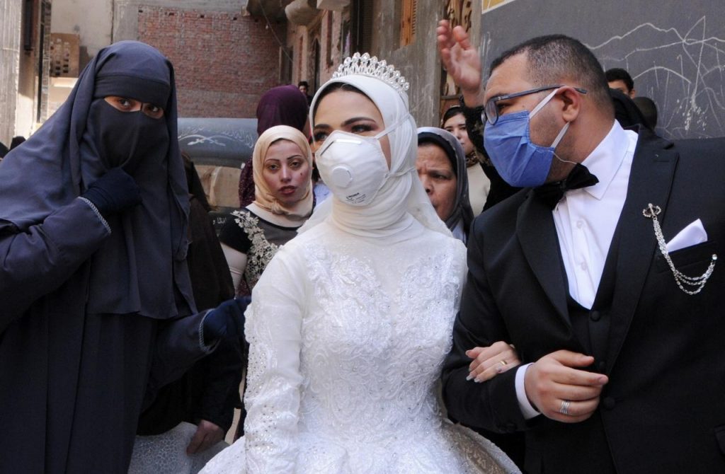 كمامة العروس لإطلالة أنيقة وصحية في فترة الحجر الصحي