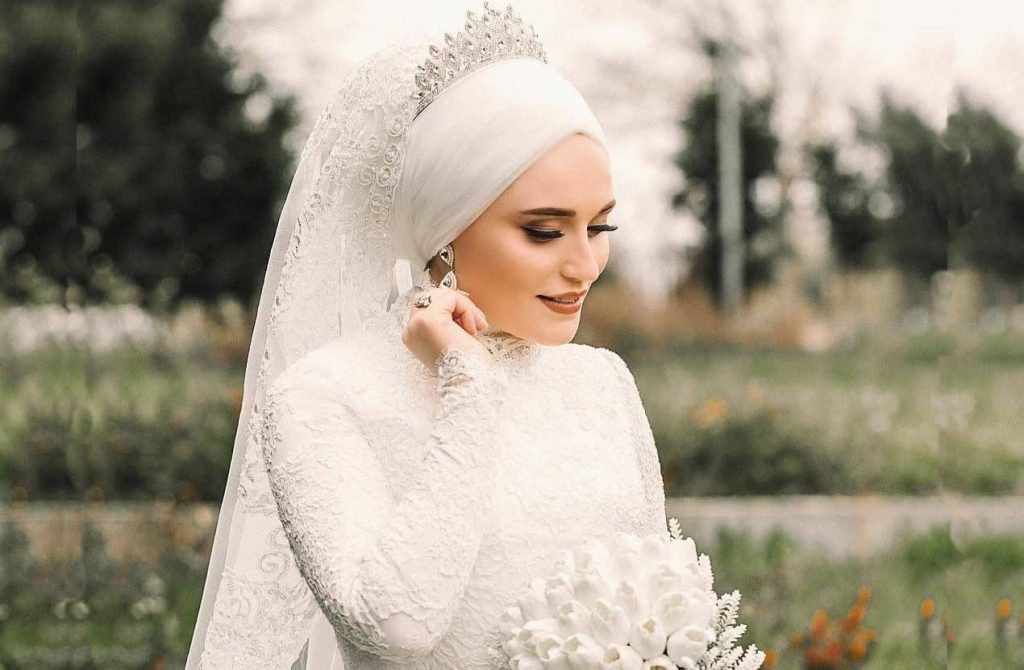 بالصور: أفكار أنيقة لتنسيق تاج الزفاف مع الحجاب