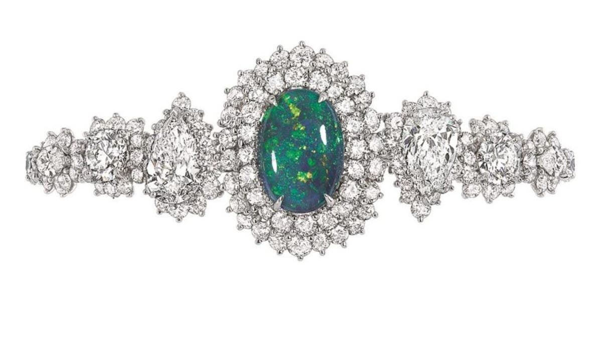 مجوهرات مزينة بأحجار الأوبال الملونة لإطلالة فاخرة ومتميزة