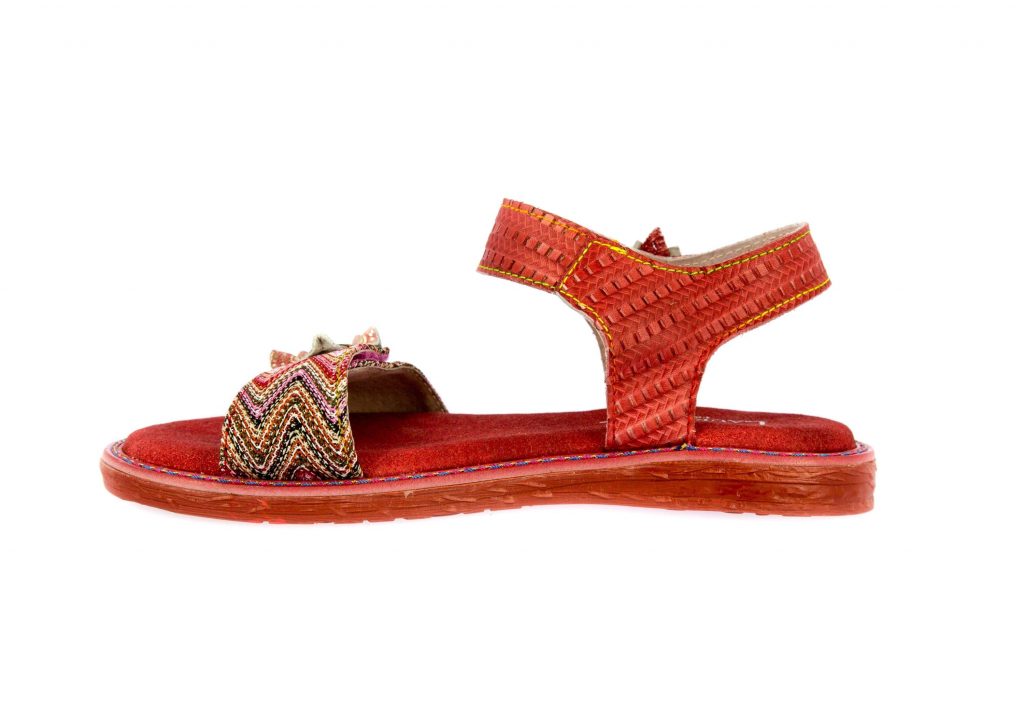 أفكار تنسيق الصنادل الملونة لإطلالة ساحرة وعصرية