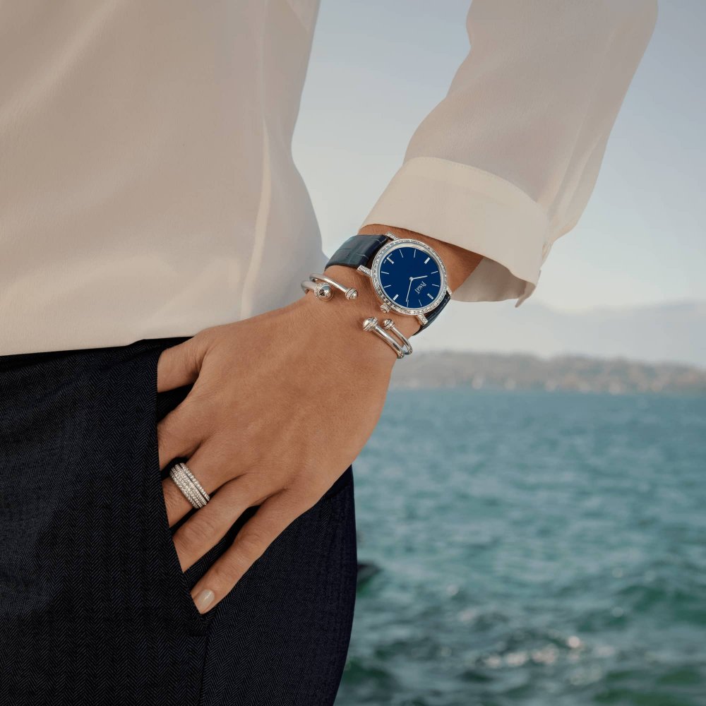 أجمل موديلات أساور وساعات ذهب أبيض أنيقة لإطلالة العمل