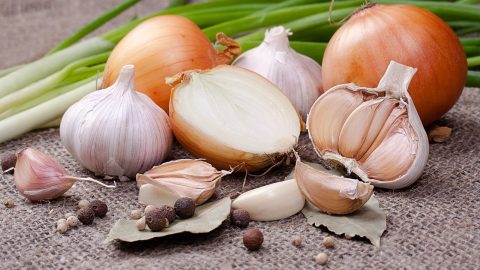 أفضل وصفات الثوم والبصل لإنبات الشعر خلال 3 أيام فقط