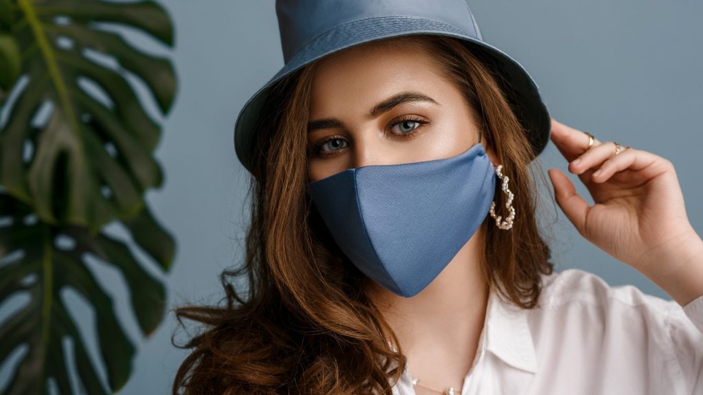 إطلالة النجمات بالكمامات … كيف بدا مكياجهن؟