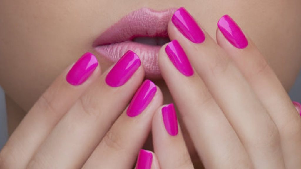 أروع ألوان المناكير الدافئة لخريف 2020