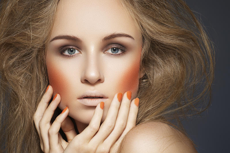 طلاء أظافر برتقالي نيون … موضة ضاربة جدا