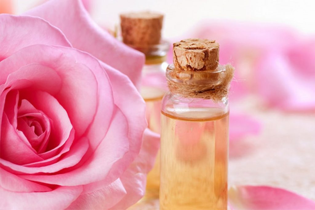 فوائد زيت الورد للبشرة : فوائد واستخدامات عديدة