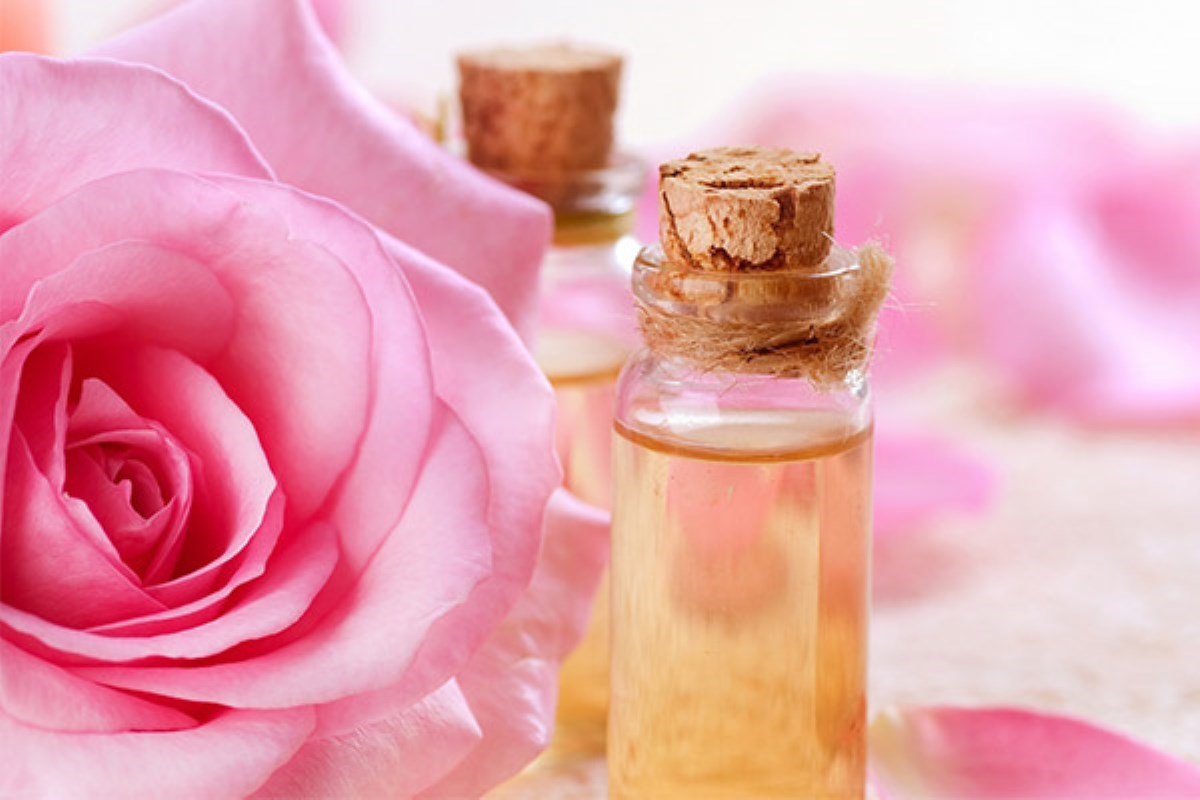 فوائد زيت الورد للبشرة : فوائد واستخدامات عديدة